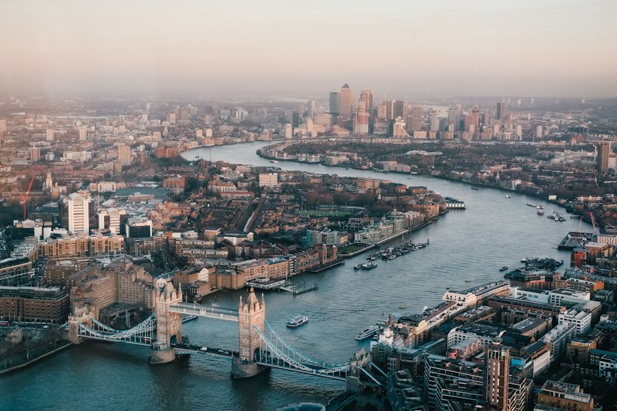 Londra’da Thames Nehri ve şehir manzarası