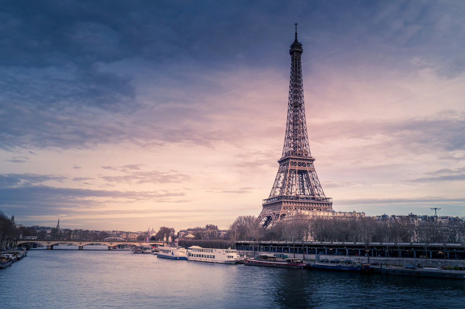 Paris'te Eyfel Kulesi ve Seine Nehri