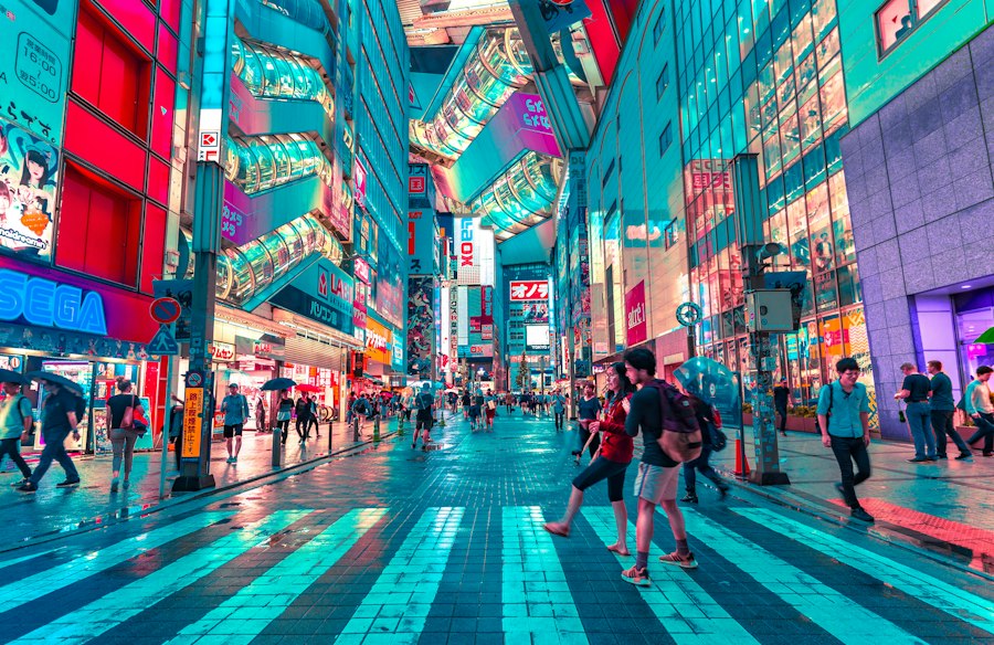 Tokyo’da ışıklı tabelalar ve şehir sokakları